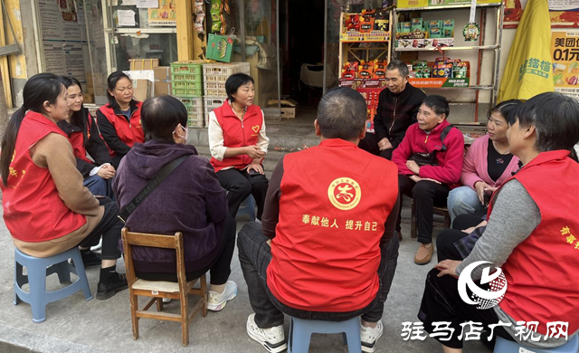 驛城區(qū)雪松街道紗廠社區(qū)：“小板凳”上大課堂 全會精神深入人心