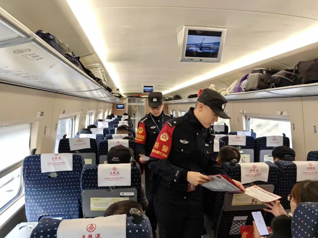 從243公里降至105公里！旅客這個行為致列車降速運行3分鐘，警方：拘留！